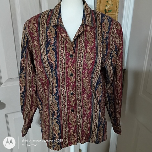 Victoria Ashley vintage wine & navy paisley striped button downtop. Size L.